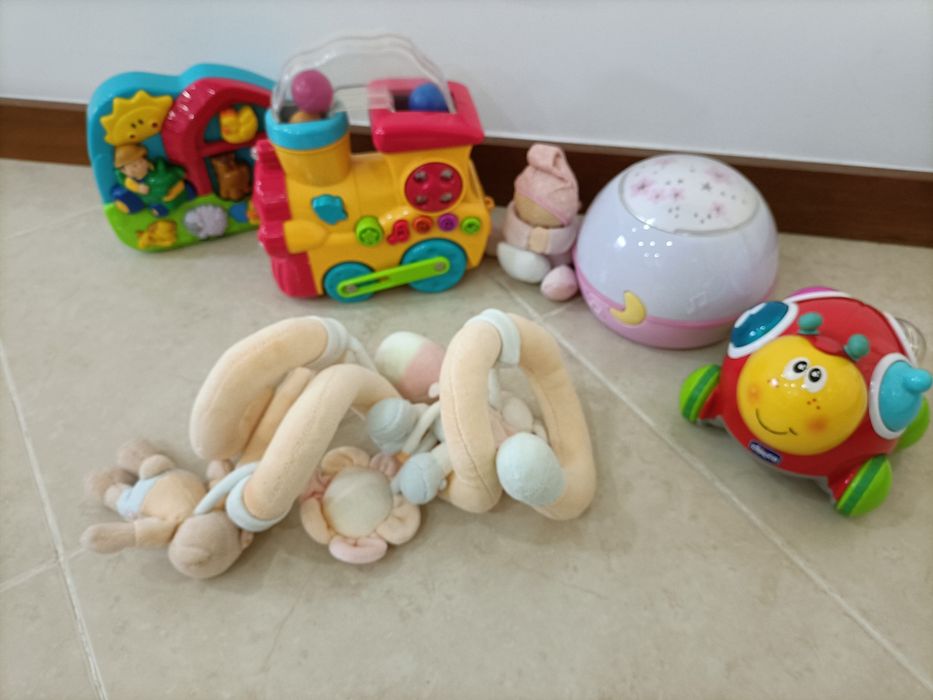 Cama de bebé branca do IKEA mais coisas