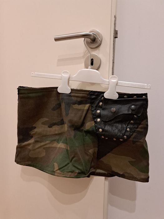 Saia curta tropa com bolsos em pele