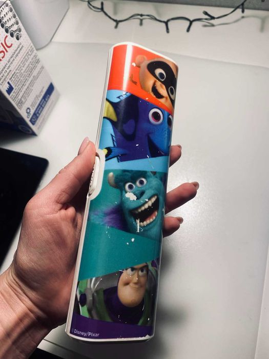 Электрическая зубная щетка oral-b