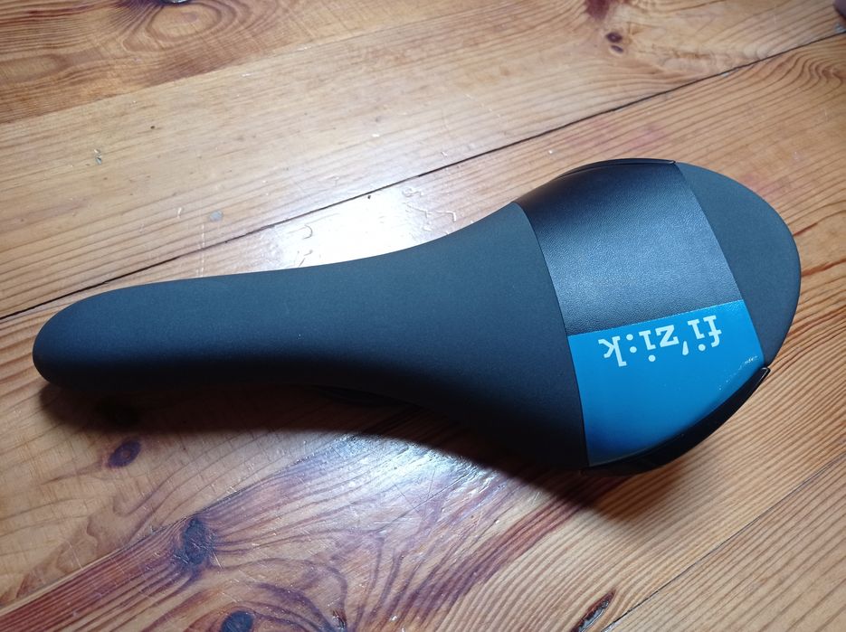 Siodełko Fizyk Alicante R3 carbon czarno-niebieskie blue