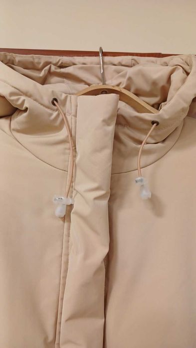 Женская зимняя куртка-пуховик с поясом бежевого цвета