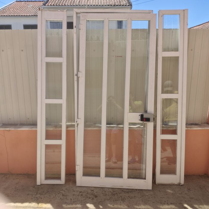 Porta para prédio com aduelas com ou sem laterais