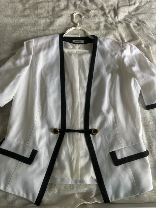 Biala marynarka narzutka w stylu chanel