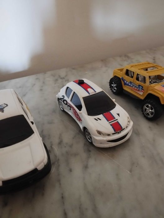 Lote de carros colecionáveis.