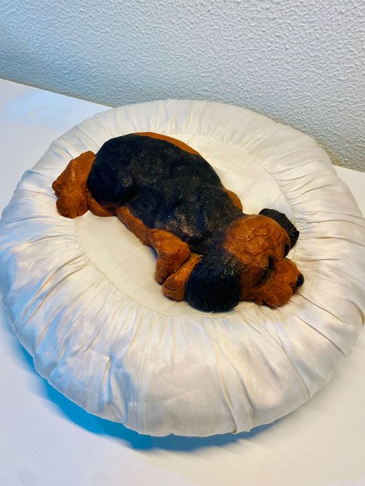 Cão de loiça com almofada em cetim