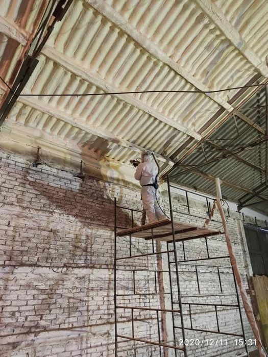 Izolacja Ocieplenie pianą PUR magazyn hala garaż