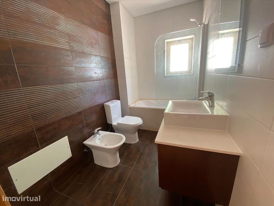Apartamento T2 em Loulé com Varanda | Ideal para Investimento