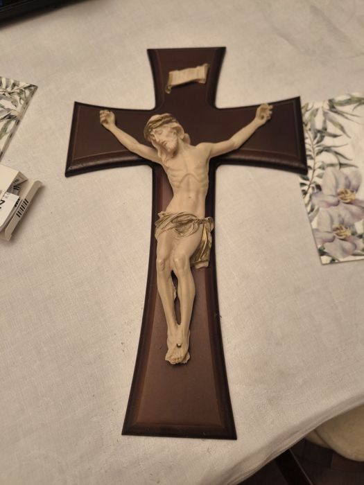 Krzyż z drewna i porcelany
