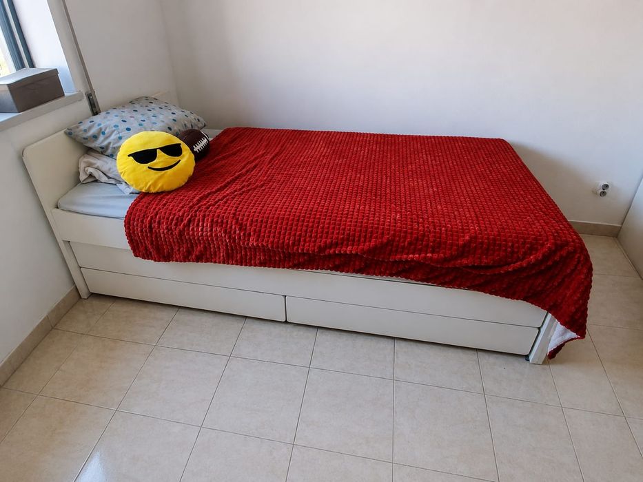Cama individual com gavetões
