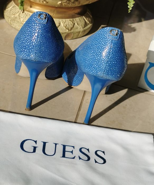 Skórzane szpilki Niebieskie Guess 38