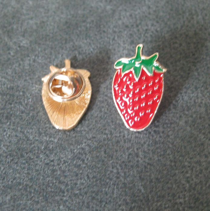 Pin Esmalte Gatos no Cesto dos Morangos NOVO