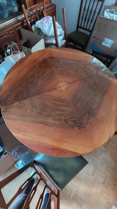 Mesa extensível com 8 cadeiras incluídas