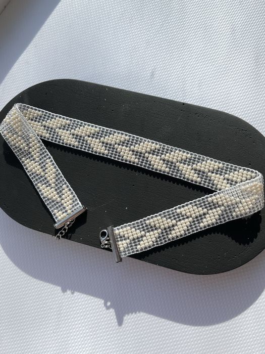 Вузький чокер з бісеру,прикраса на шию.