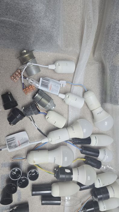 Świetlne zaplecze do remontu: 8× E27 LED + 7× E14 + oprawki — cały zes