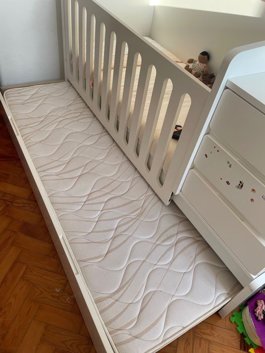 Cama/berço com arrumação e cama extra