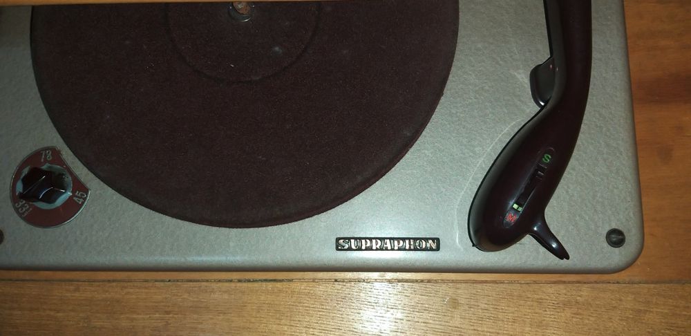 Gramofon polski z czasów PRLu.