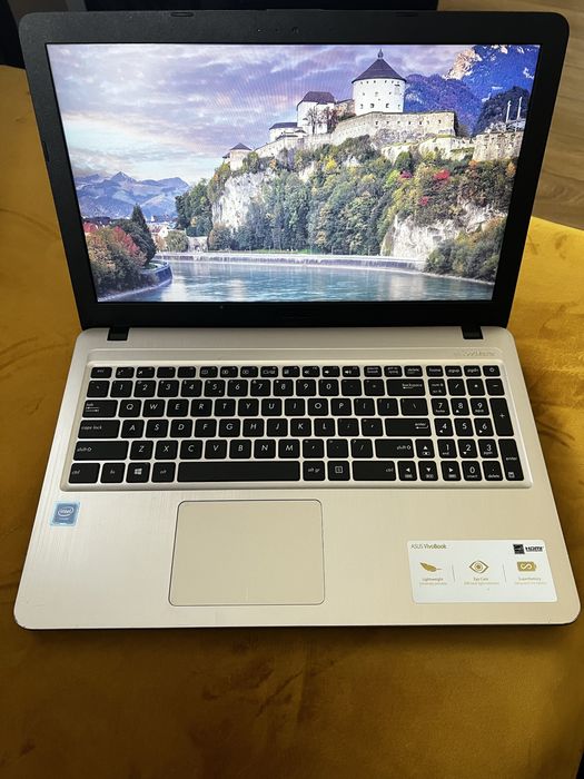 Laptop Asus R540M