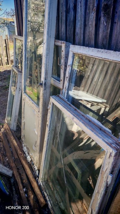 Дерев'яні віконні рами з склом