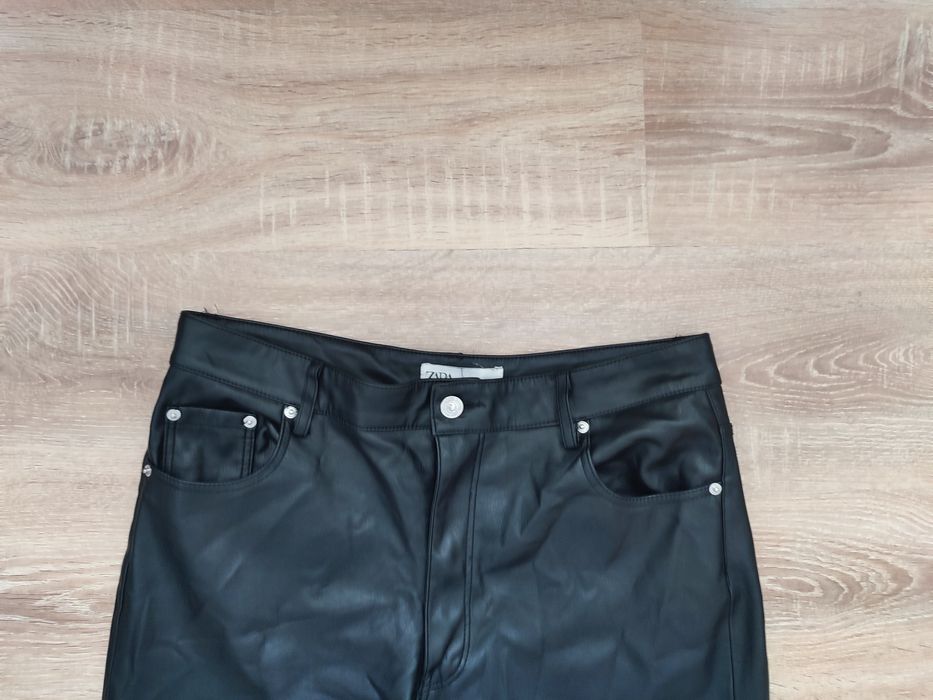 Spodnie z imitacji skóry Zara