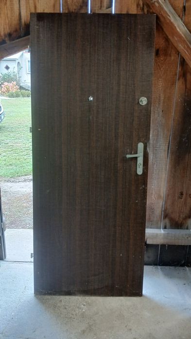 Drzwi na budowę drewniane z metalalową futryną