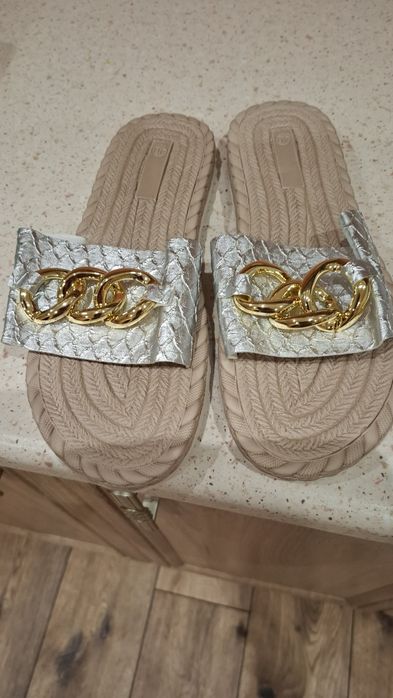 Nowe klapki damskie.