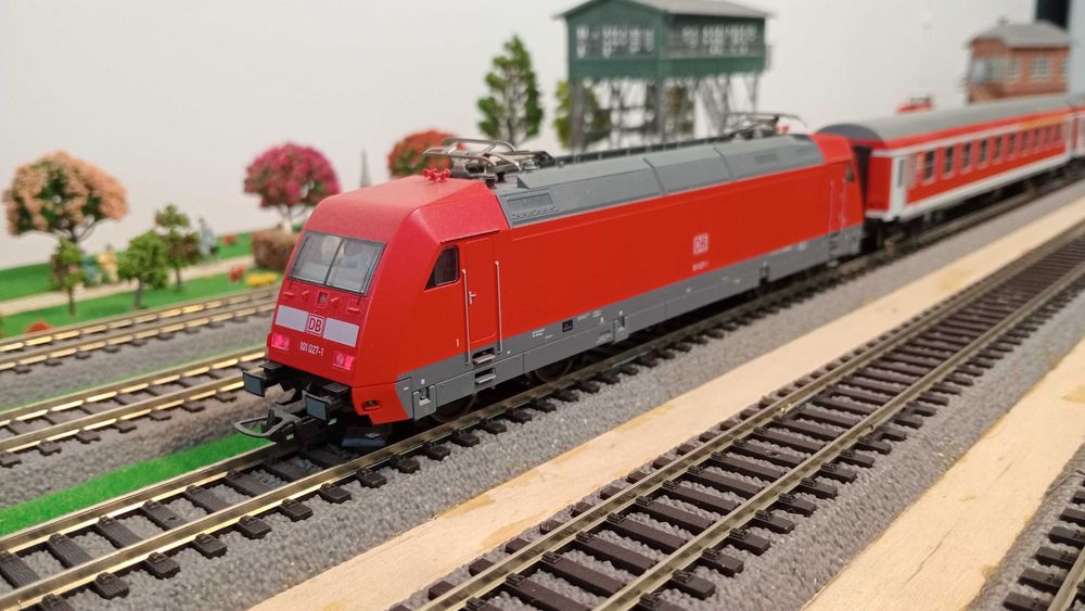 Zestaw BR 101 Fleischmann dekoderem + 3 wagony osobowe Roco H0