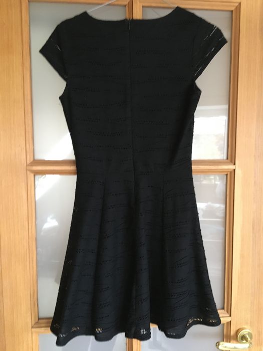 FB Sister czarna z koronki koktajlowa podszewka krótki rekaw XS