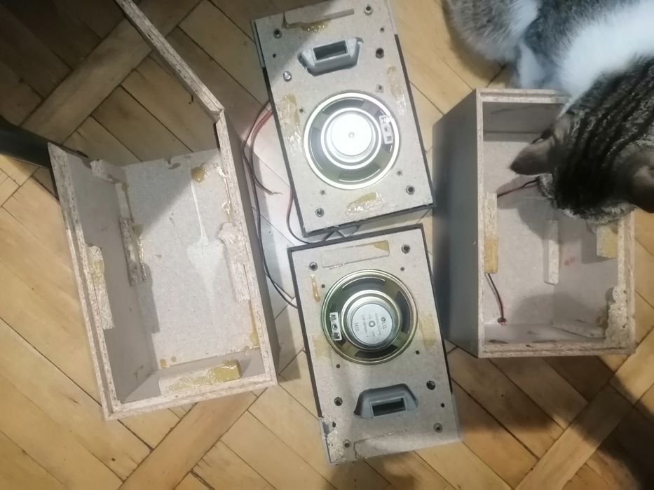 Колонки разломанные корпуса