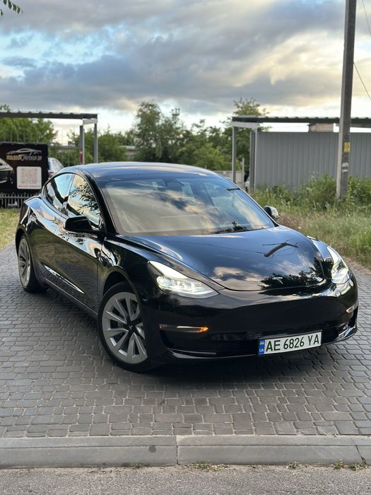 Tesla Model 3.