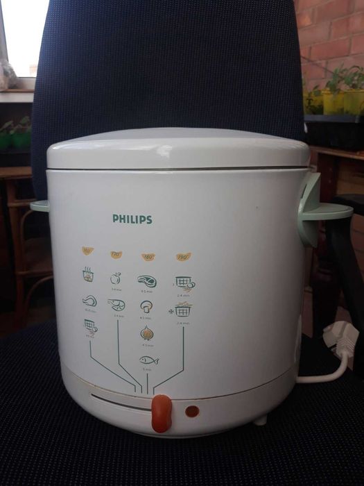 Практически новая фритюрница Philips  HD 4282.