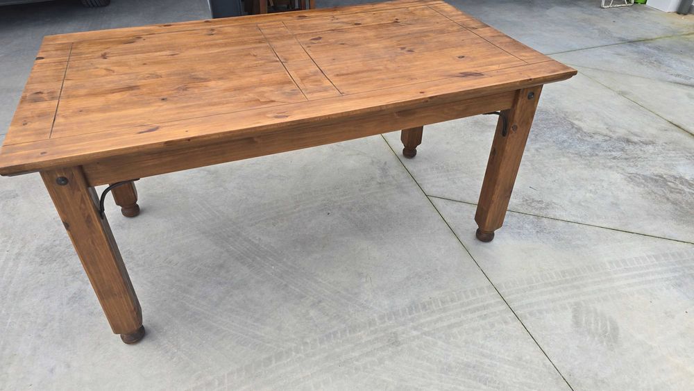 Mesa de jantar com 4 cadeiras em madeira maciça.