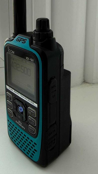 Цифро-аналогова портативна радіостанція Icom ID-51 plus