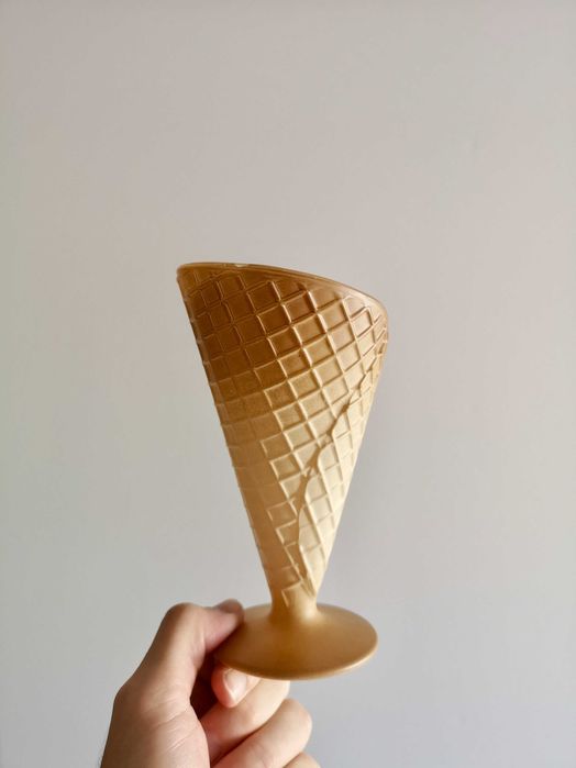 Conjunto de taças (x 3) em forma de cone de gelado, dos anos 80