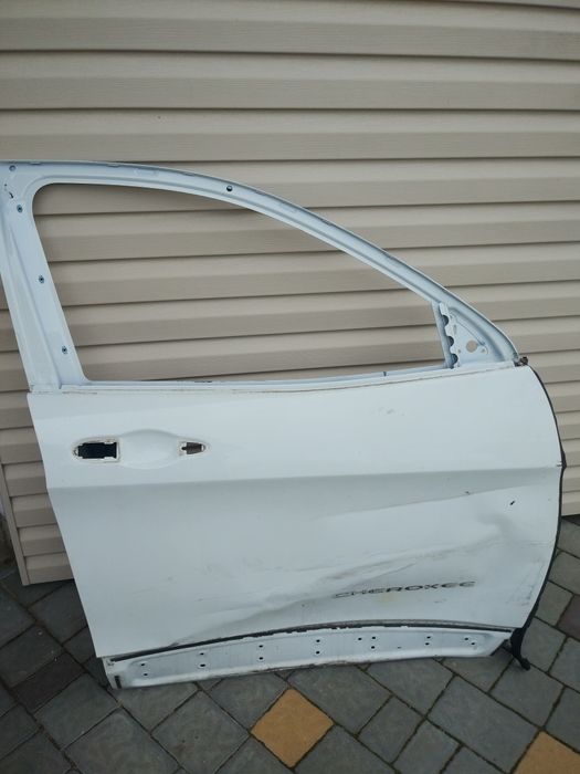 Jeep cherokee двері передні праві.