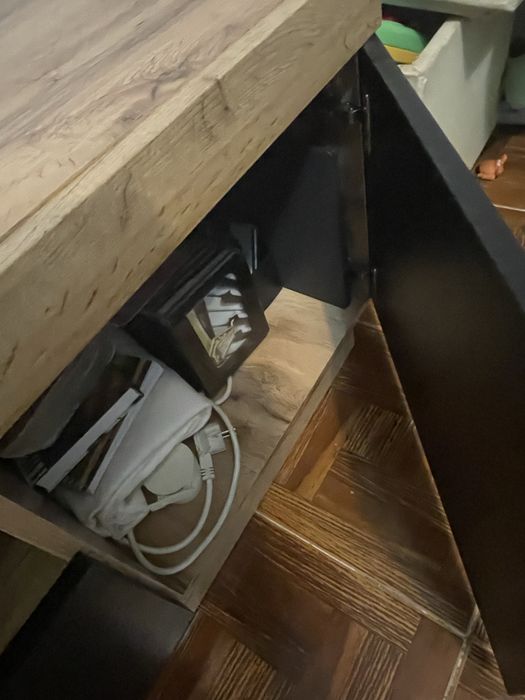 Móvel de sala castanho e preto