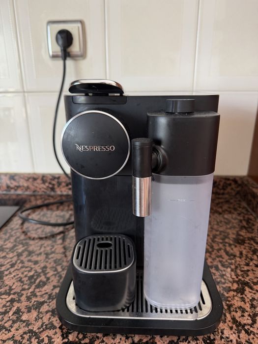 Vendo maquina de cafe Nespresso Delonghi Gran Lattissima