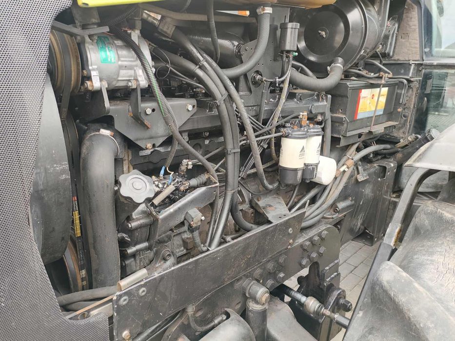 Ciągnik rolniczy Valtra 8050