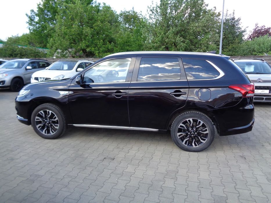 Mitsubishi Outlander Super stan mały przebieg 2,0 plug-in hybryda.
