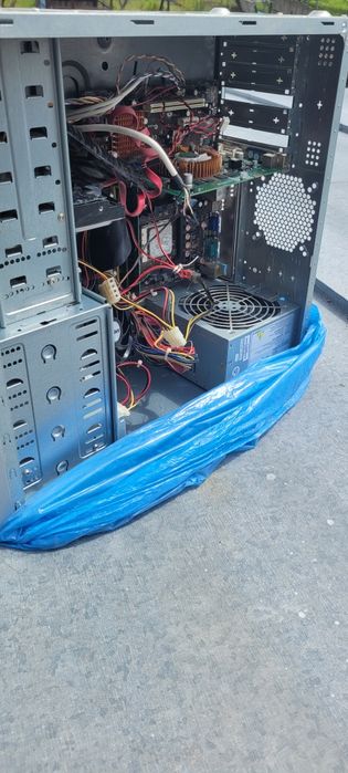 Системний блок в робочому стані, з якісними деталями