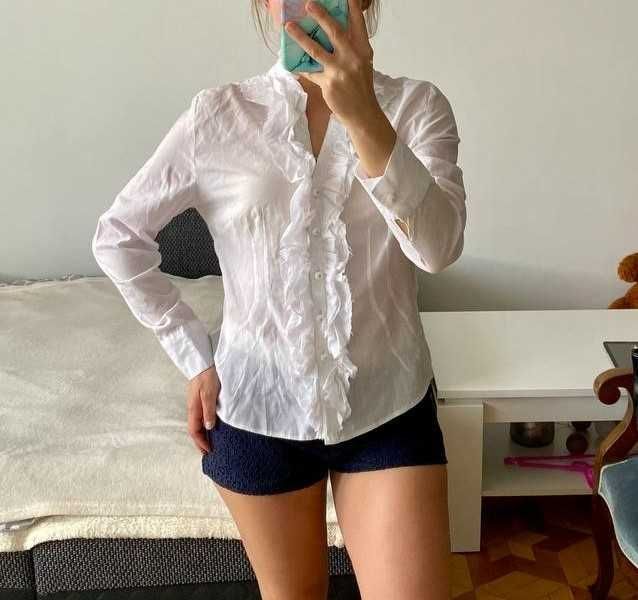 Biała koszula z żabotem