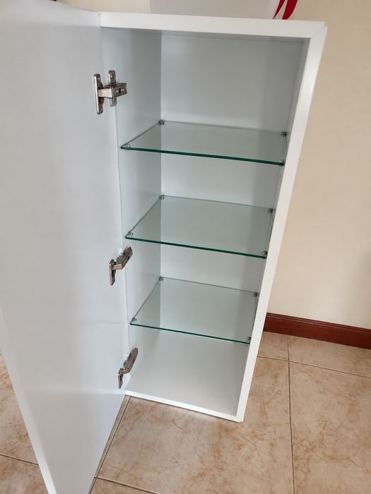 2 colunas lacadas a branco com prateleiras de vidro