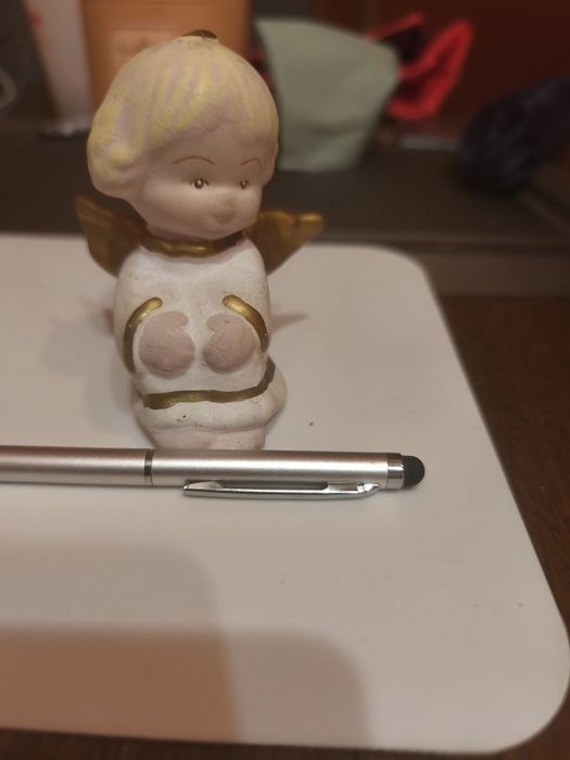 Figurka siedzącego Aniołka