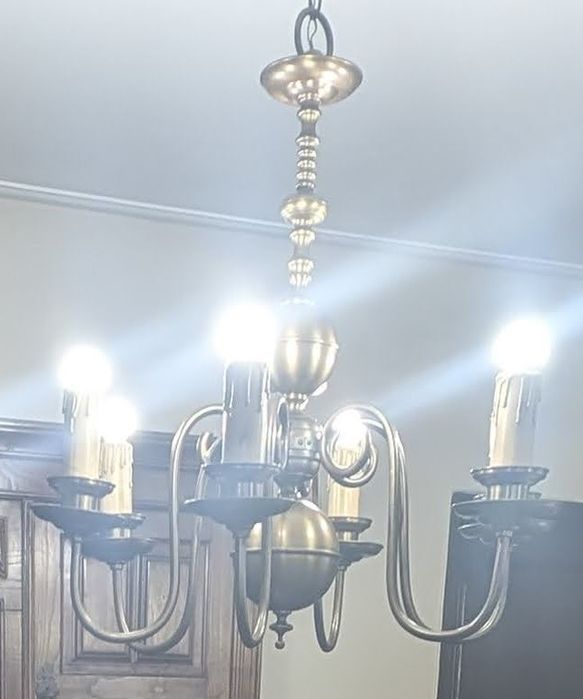 Candeeiro em latão e 2 apliques,  cada com 3 lâmpadas forma de vela.