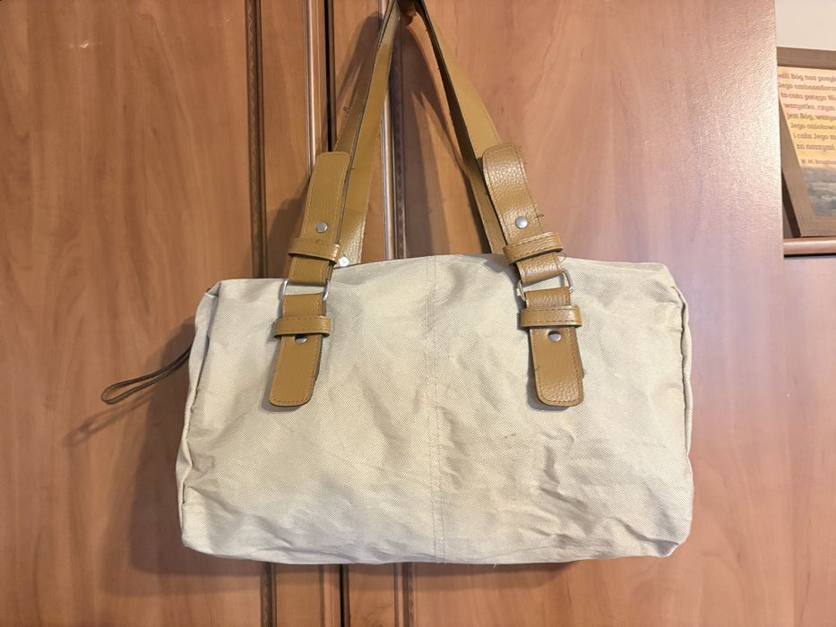 Duża beżowa torebka shopper na ramię – pojemna, zapinana na zamek