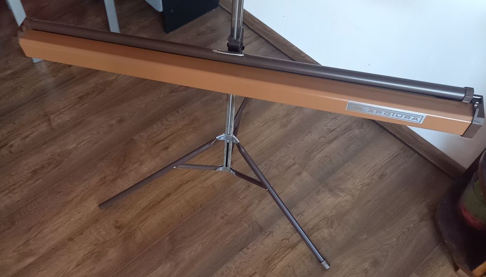 Retro ekran projekcyjny stojak tło rzutnika, projektor
