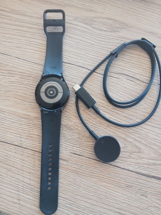 Samsung Galaxy Watch4  - com fio carregador a funcionar perfeitamente