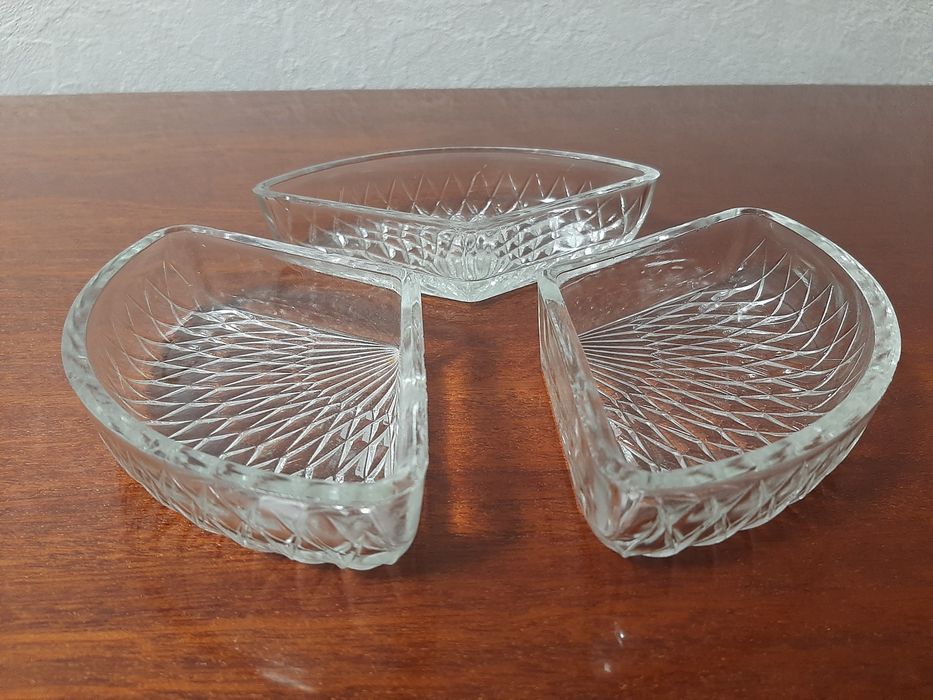 Гарнитур из трёх хрустальных тарелок.