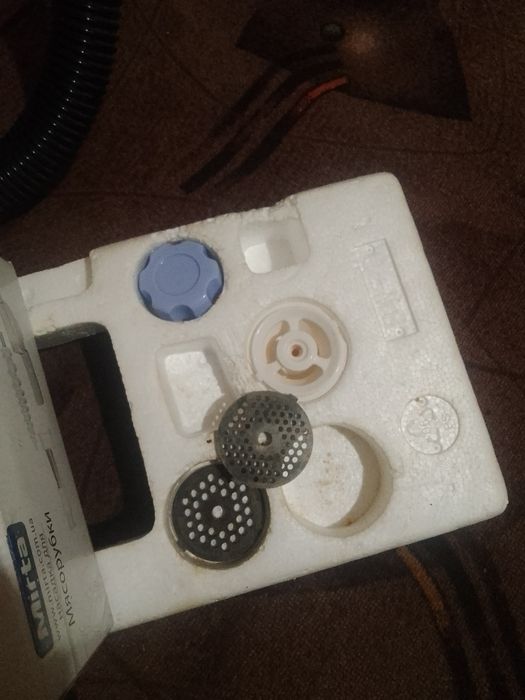 Електромясорубка " Mirta".