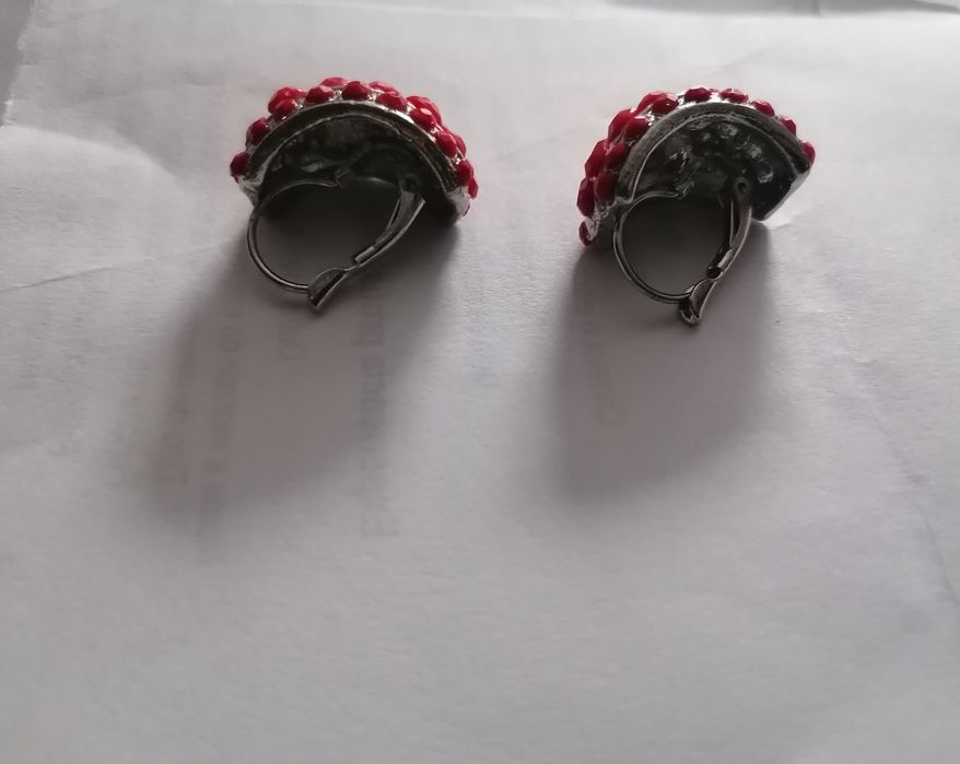 Brincos vermelhos com brilhante