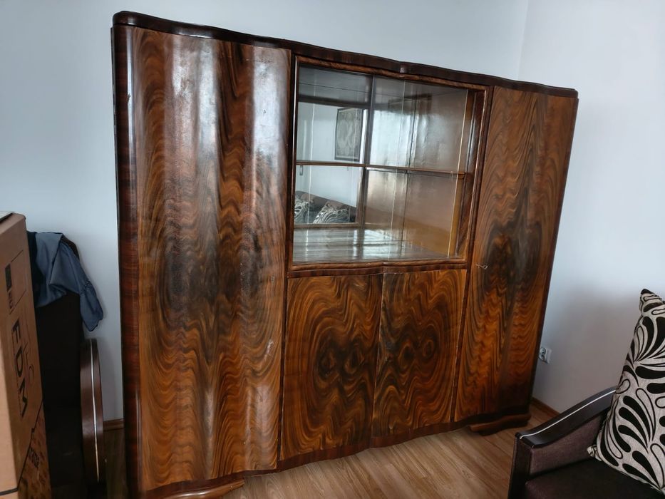 Szafa dwudrzwiowa z przeszklonym środkiem